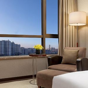 Standard King Room Lounge Access